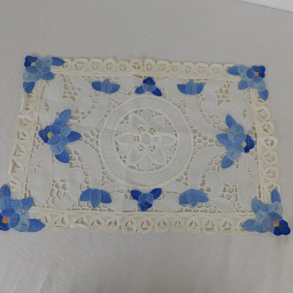 Fabric Placemat Floral Applique Blue White Lace 16.5"x11" SINGLE Vintage FLAW - Picture 1 of 10